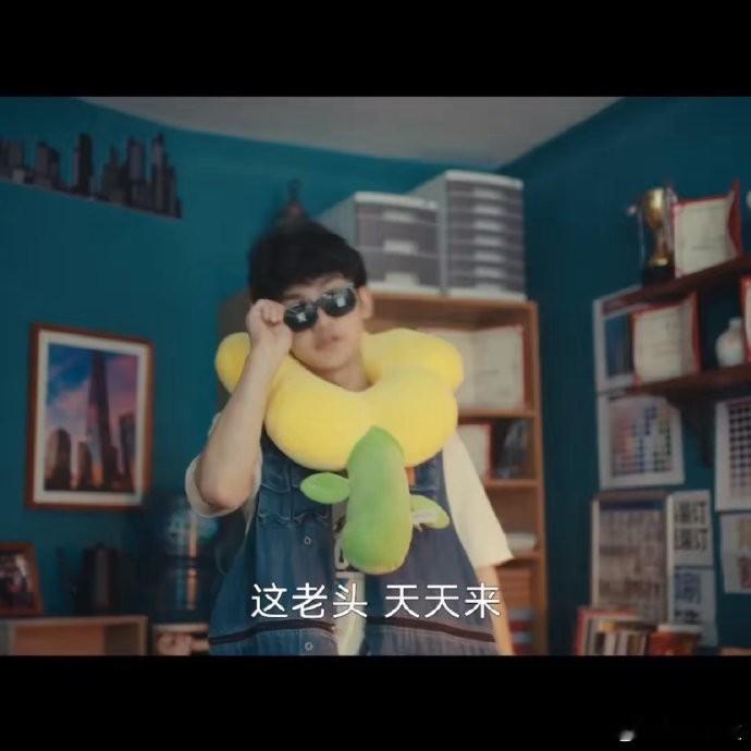 他的表演真实自然，将打工人的生活点滴展现得淋漓尽致，让人感受到那份平凡中的不凡。