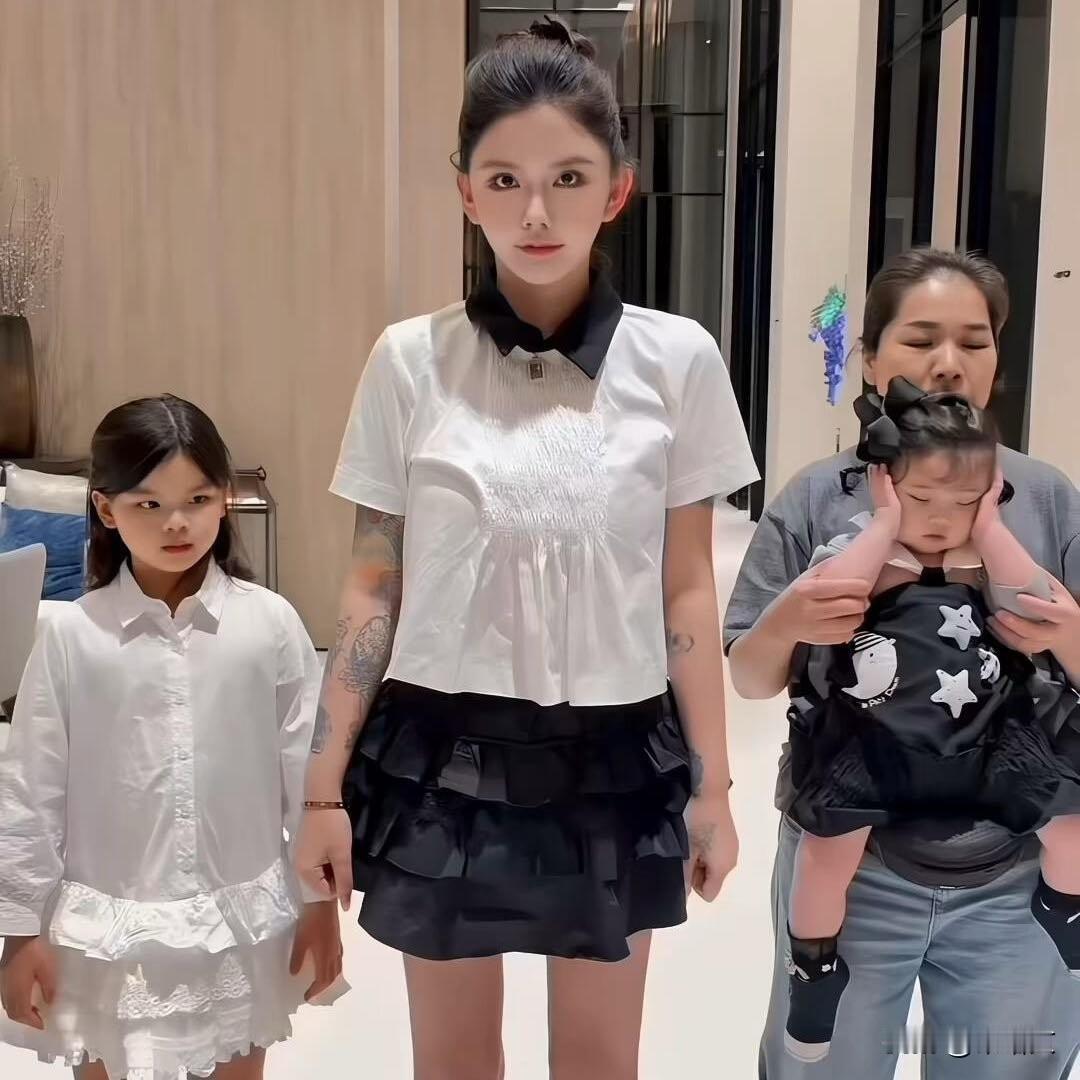 韩安冉带俩女儿跳舞刷屏，小猪妹逆袭长开，母女互动暖炸了
 
谁能想到韩安冉带俩女