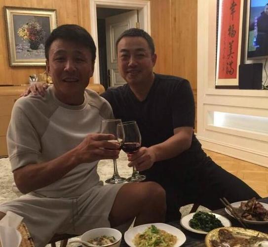 把酒言欢的这两人其中一个是“不懂球的胖子”刘国良，左边这位是谁，看刘国良和他的亲
