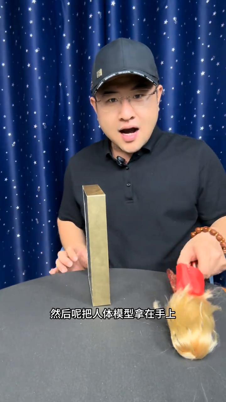街头神秘人体消失。
街头一个美女慢慢钻进纸箱，她的身体仿佛就像消失了一样，现场观