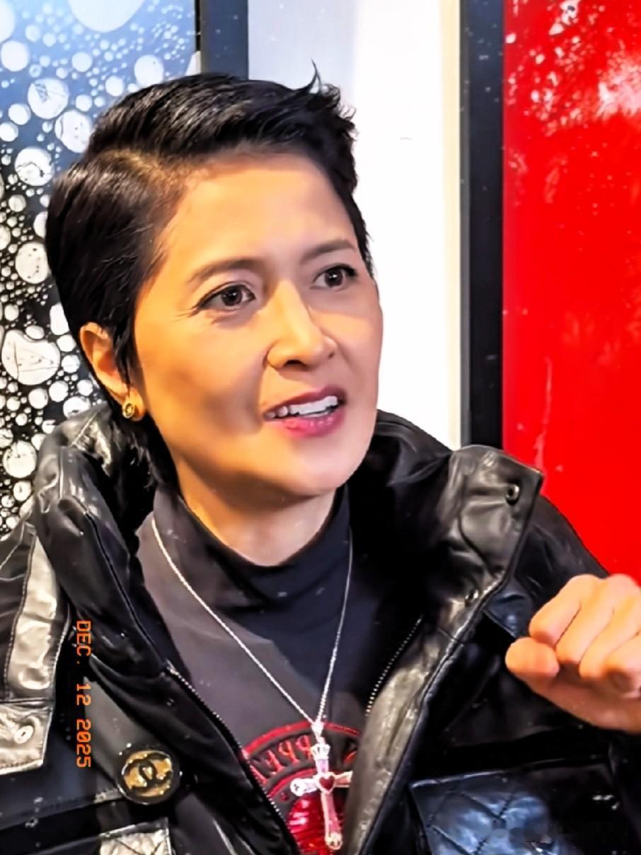 香港演员邵美琪最近公开说，
自己特别迷莎头组合！

原来港圈大明星追起星来，也得