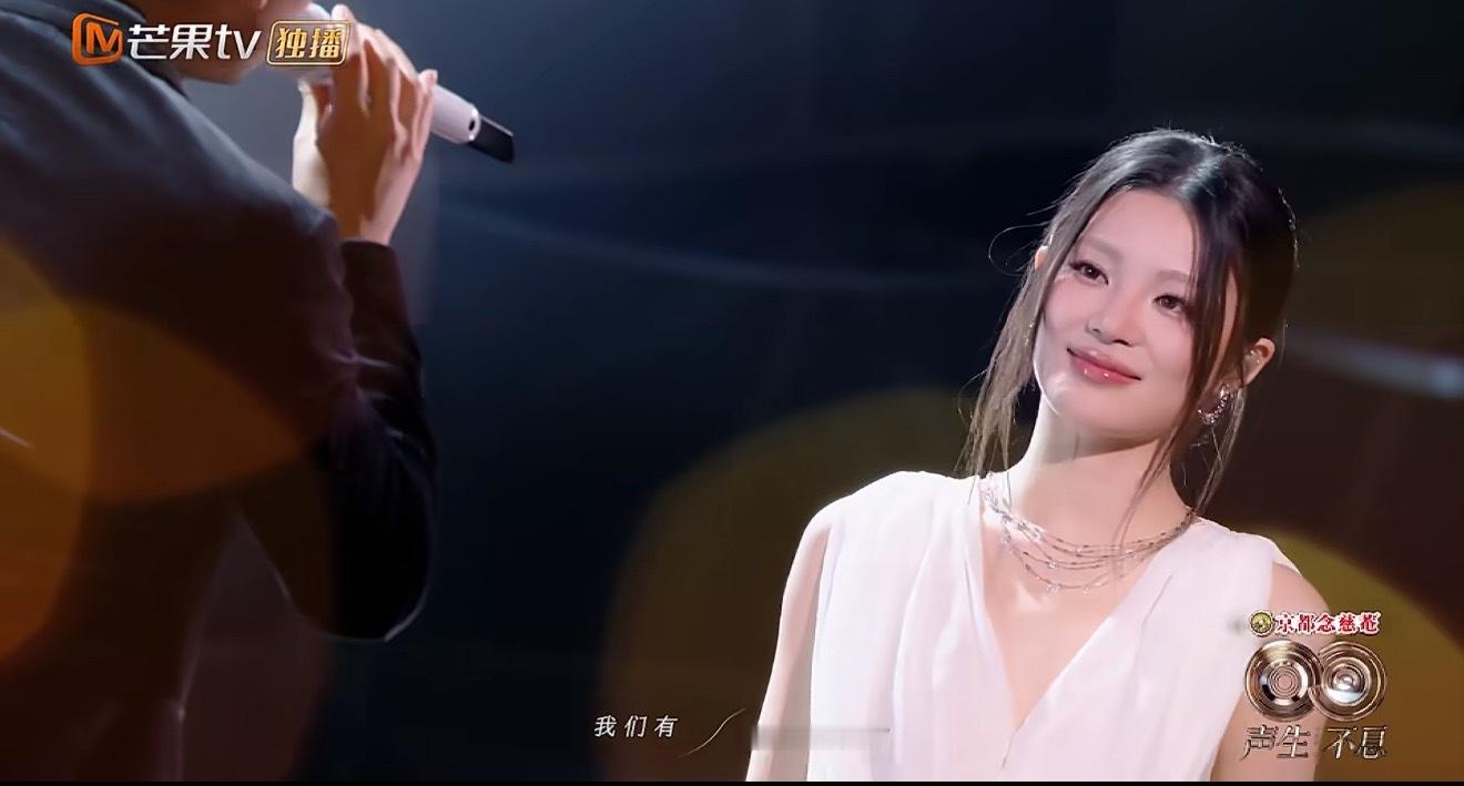 周兴哲姚晓棠的屋顶上男帅女美周兴哲姚晓棠合唱《屋顶》两人声线好搭，一开口有被温暖