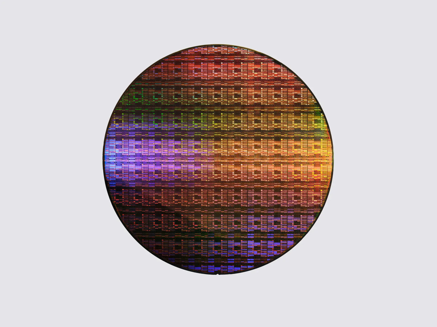 IBM 今日正式推出了全球首个亚 1 纳米芯片技术，其晶体管架构达到 0.7 纳