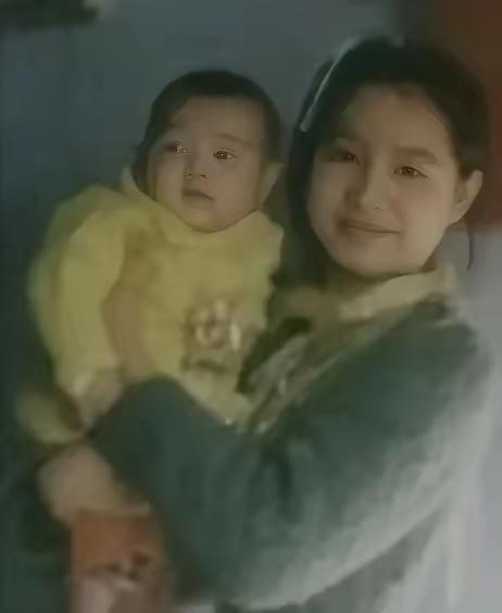 1976年，25岁女知青抱着4岁儿子回京，母亲气得半死，怒骂她未婚先孕，不知羞耻