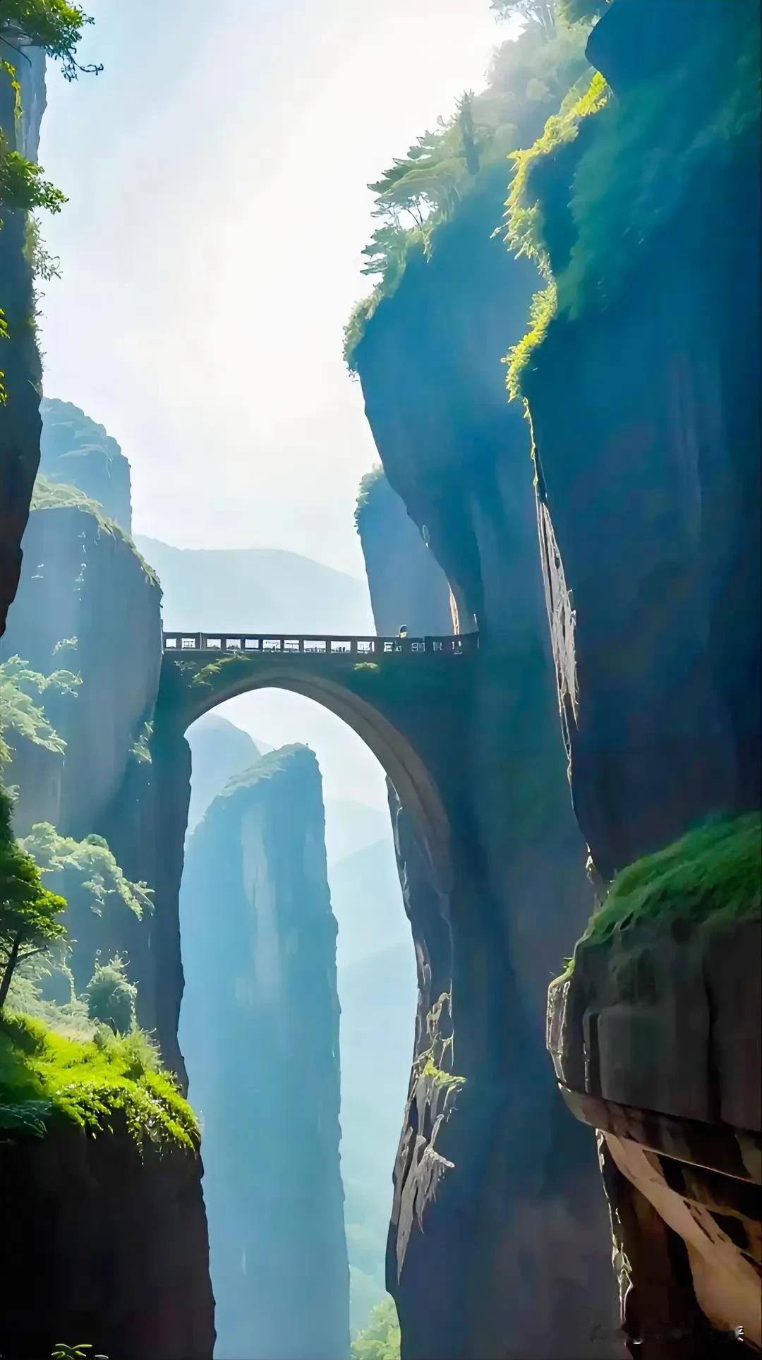 对联挑战：此联有点难，诚邀全网对下联？
上联：石柱双峙如笔立，
下联：邀请[作揖