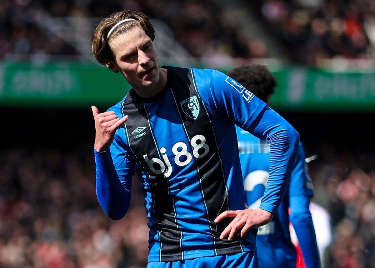 📢 曼联有意引进伯恩茅斯中场球员亚历克斯·斯科特。消息源：pokeefe1曼联