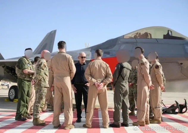 很帅内塔尼亚胡毕竟是特种部队出身，指挥军事还是有一套的，这张他和以军飞行员的合影