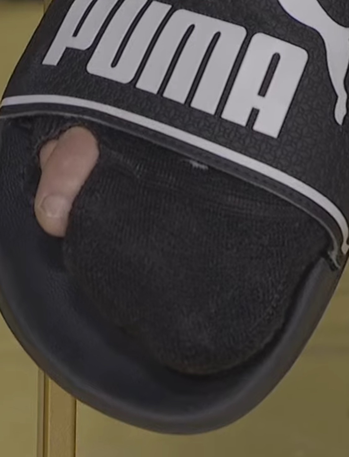 kolek接受采访时被拍到袜子还破了个洞励志哥 