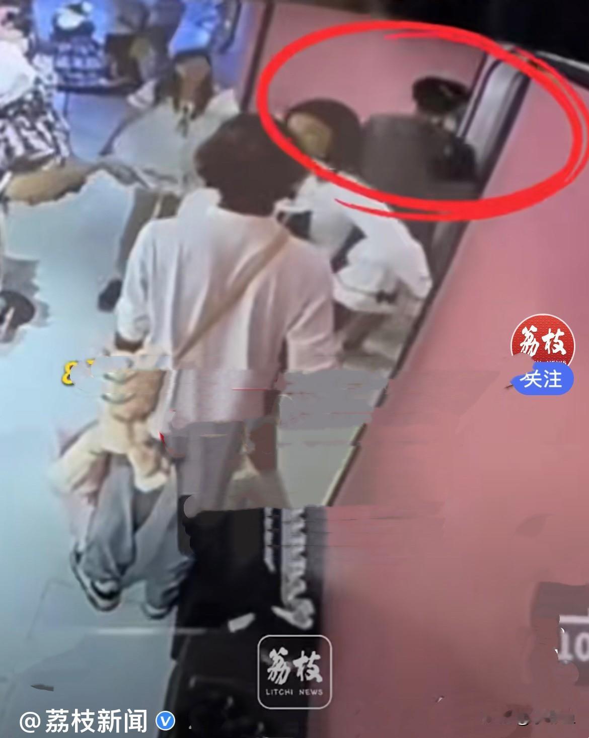 近日，黑龙江哈尔滨一对姑侄女去服装店逛街，小姑娘看中喜欢的衣服，独自走进试衣间试