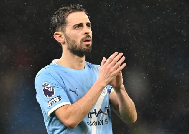 据意大利媒体报道，尤文图斯希望今夏免签曼城中场B席，他们已经和球员的经纪团队展开