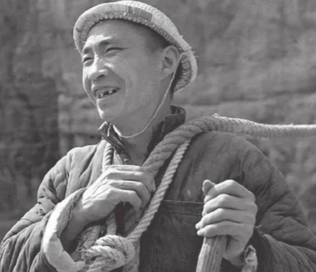 1960年，为了修红旗渠，他将绳索往腰间一拴，来回飞荡在悬崖峭壁间。当他被落石砸