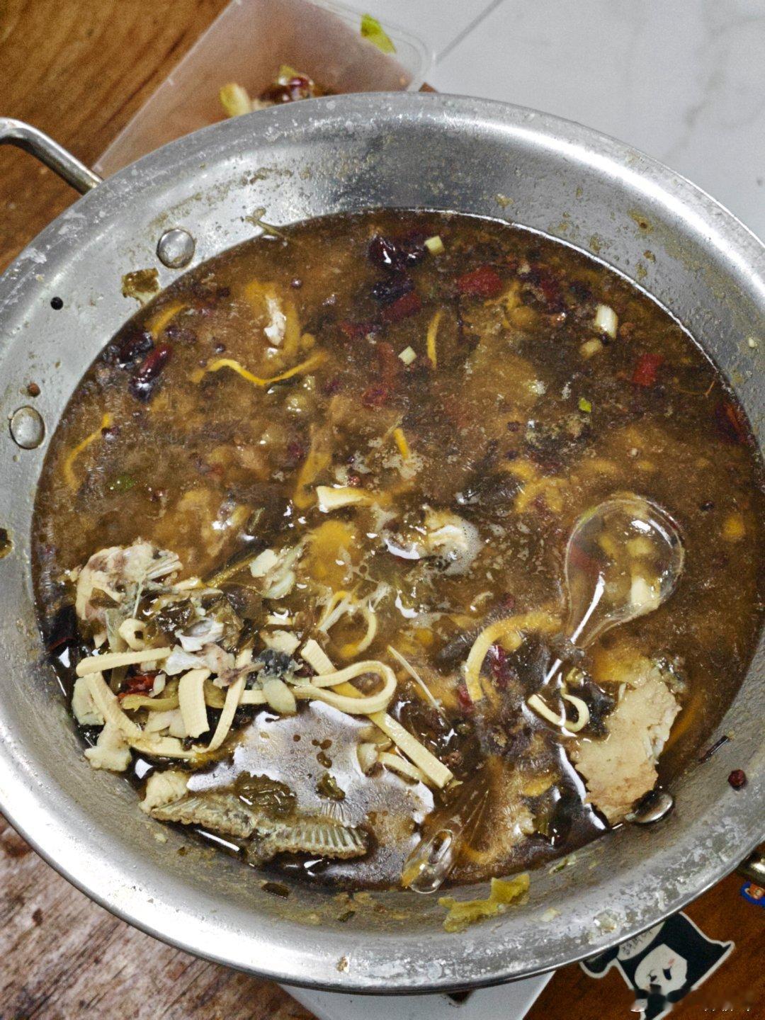 中午来我兄弟这里 又吃又喝 等下还要买包烟我抽 祝我兄弟长命百岁 永远不死 武汉