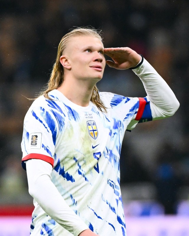 今晨世预赛欧洲区I组末轮，哈兰德梅开二度，帮助挪威队4比1客场击败意大利，昂首出