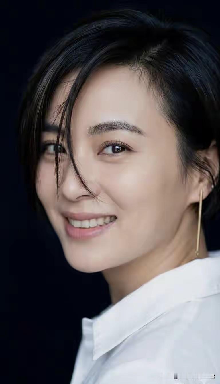 她长得好美啊，端庄大气，看起来很舒服，是一眼就能让人惊艳的天然美女。

大家有没