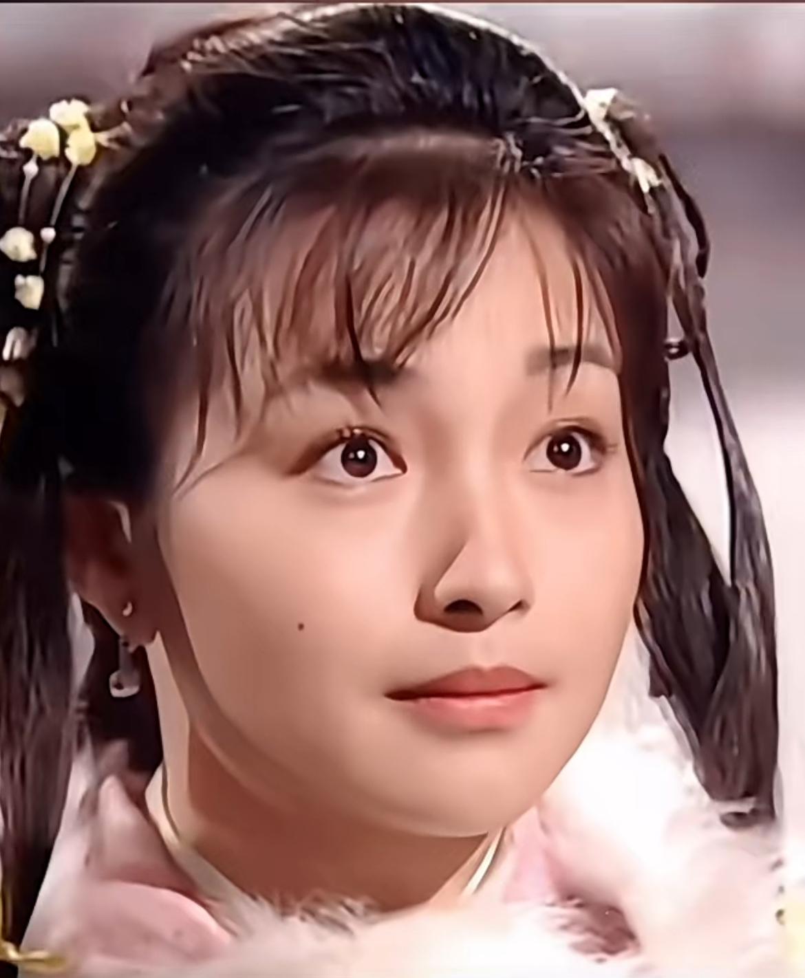 最美的郭襄港姐李绮红，出道即巅峰，现在的她也已经55岁了，不敢认了。

当时看郭