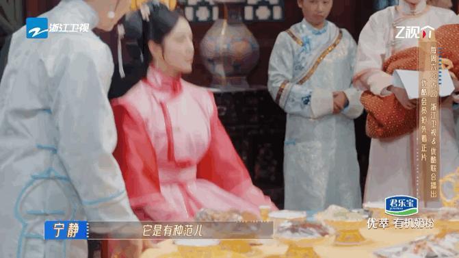 #向佐撩裙子差点呼宁静脸上#还得是向佐啊，谁能想到这个不经意间的撩裙子会给静姐吓