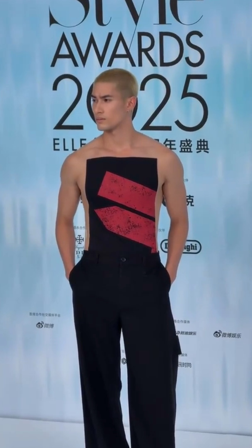 米卡胸口披块布就来红毯了米卡真是富有且慷慨，男明星就是要这样坦诚相待，大家都真诚