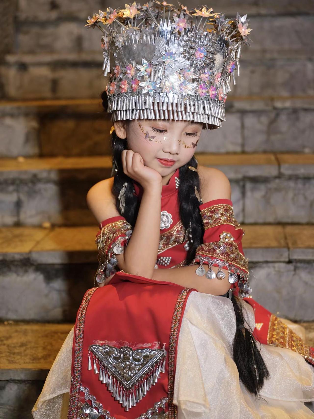 我妈说的：全部都是妖精姑娘🤭闺女和侄女少数民族服饰