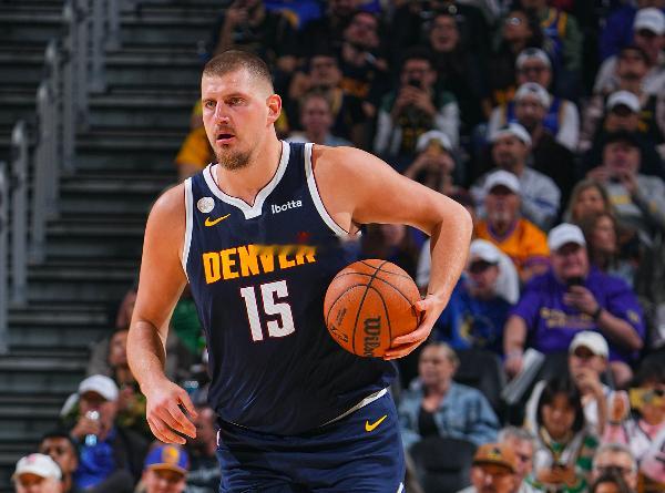 NBA常规赛，掘金127-130不敌公牛，7连胜被终结。本场比赛约基奇发挥依然强