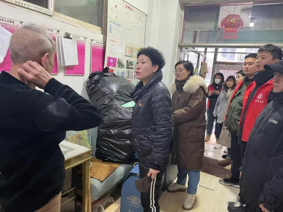沈阳关爱老人 寒冬送暖   
                         
