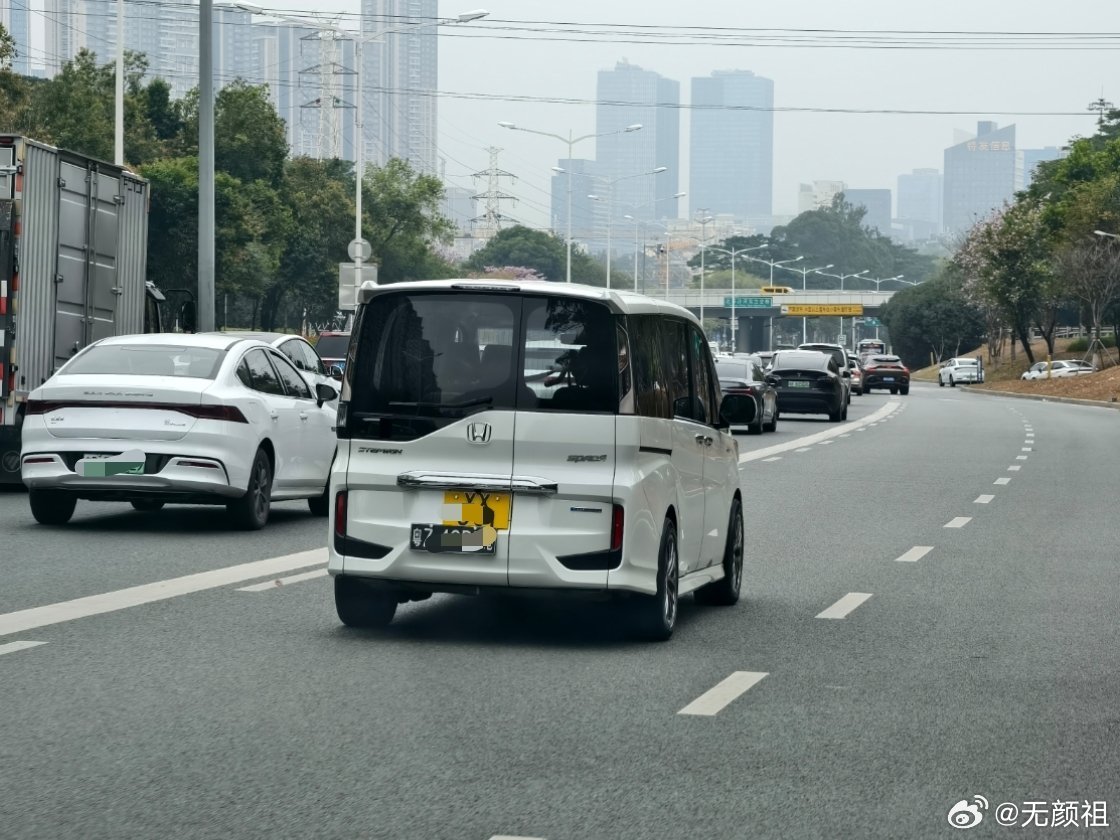 给大家看一台早上路上遇到的step WGN，好可爱啊，一辆MPV长的跟台大K c