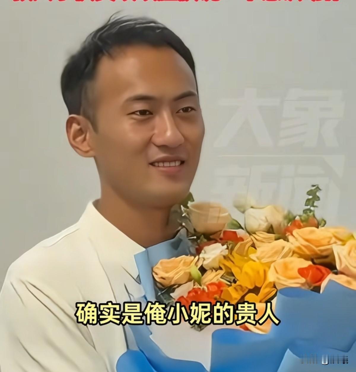 仅仅一秒时间，男子一个动作救了女孩，当家人千恩万谢时，他却说自己只是做了力所能及