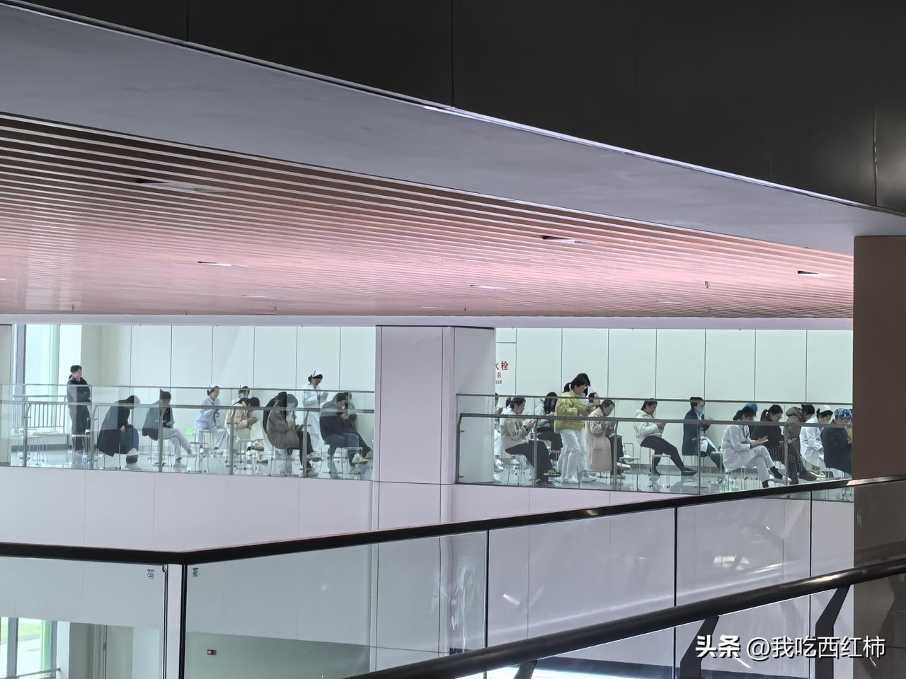 护士真惨
坐在大厅里考护理部组织的考试
昨天加班到今天凌晨3点，同夜班的护士姐姐