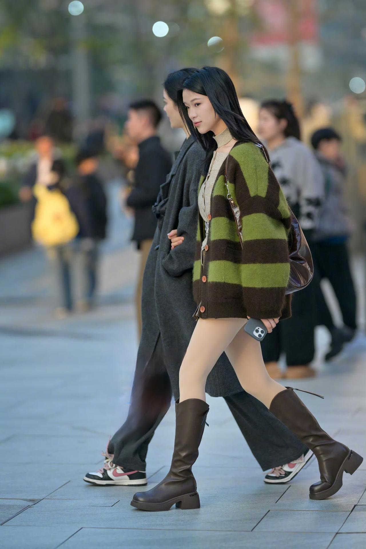 街头的肉丝筒靴小美女，很赏心悦目！靴子女长筒靴
