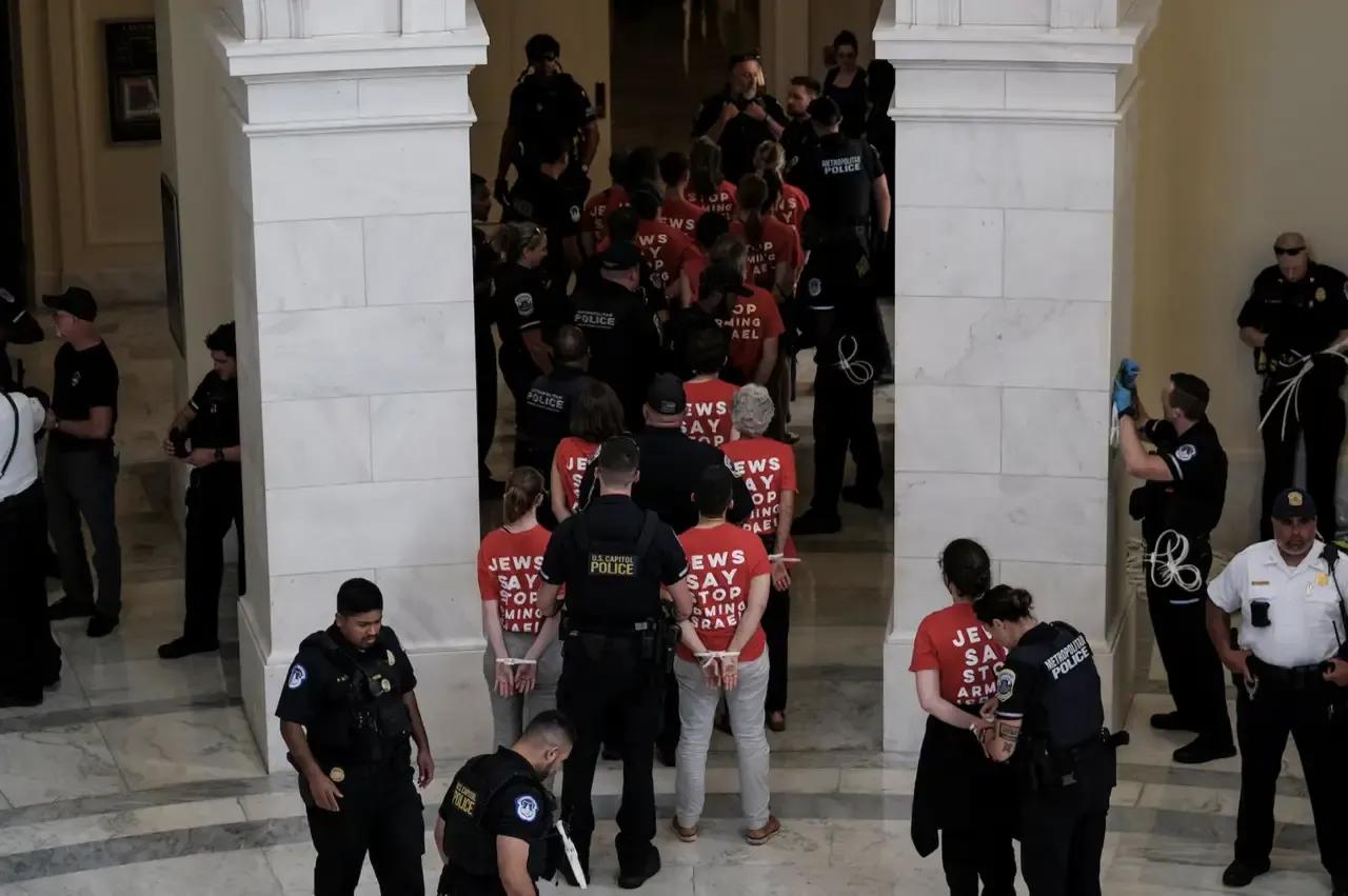 万万没想到
美国方面刚刚正式宣布了！
当地时间7月24日，美国国会警察宣布，在以