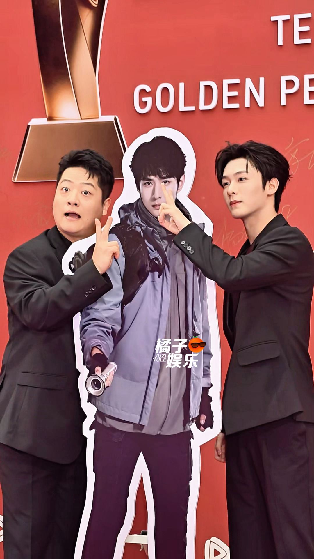 程相和孙葛川就这样带着徐振轩的立牌水灵灵的走上了红毯😂😂程相孙葛川带徐振轩立