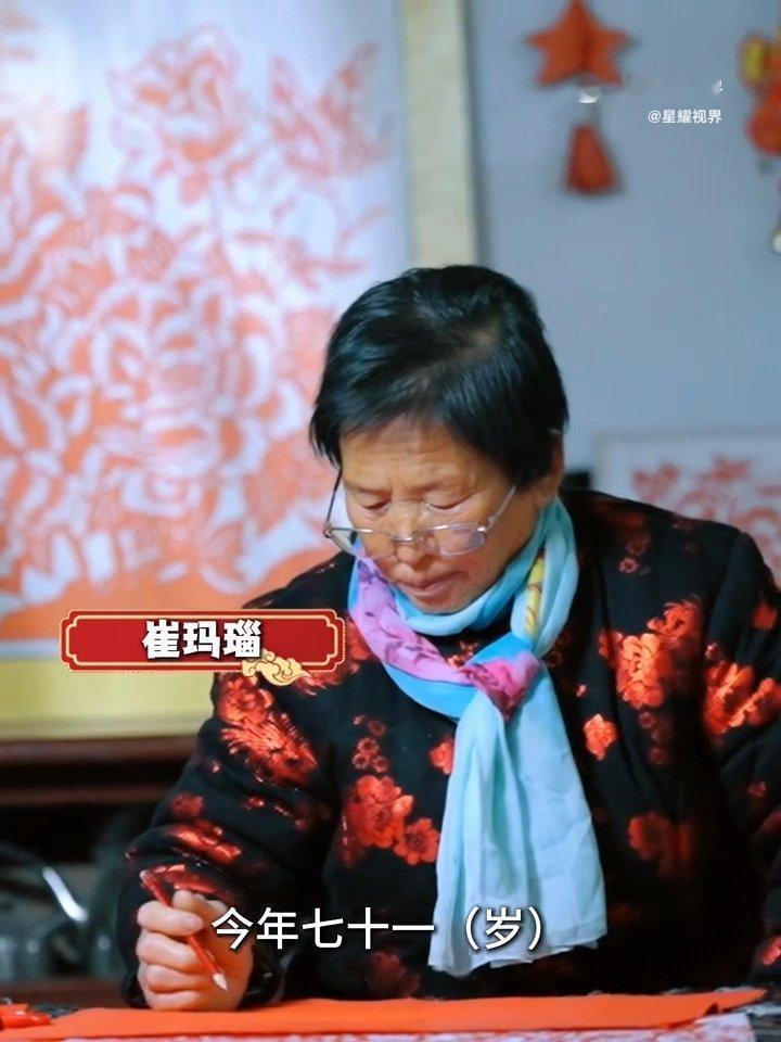 河南71岁奶奶用剪纸记录乡村生活我写字不用笔，但我有把剪刀，剪纸就是我每天的日记