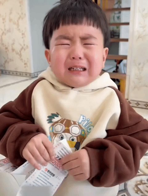 幼儿园小宝宝也太可爱了，妈妈背着他偷吃外卖，当他看见了外卖的账单，委屈巴巴的哭着