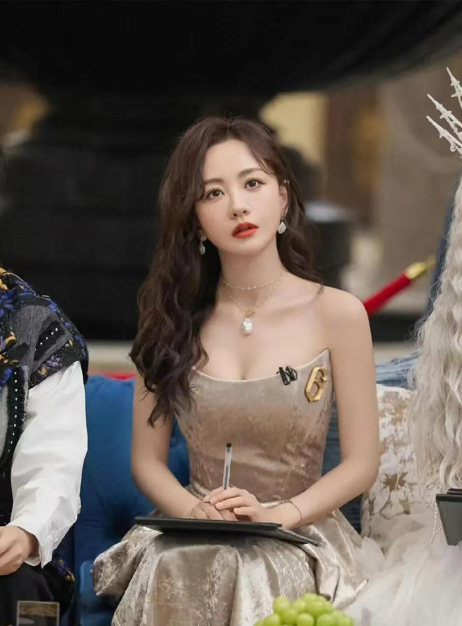 杨蓉这状态，谁看了不喊一声绝！😻一直以为她是温婉的古装美人，没想到现代装这么有