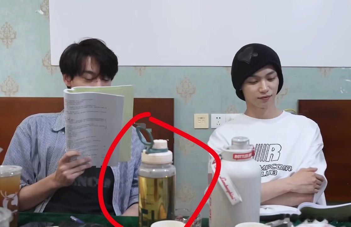 谁的杯子我不说 