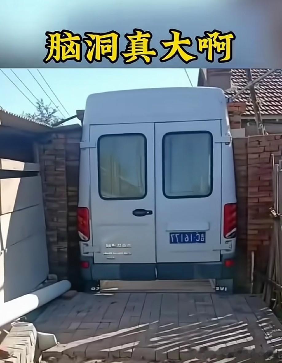 开始还以为是车卡里面了，没想到是个门[捂脸]。不过我建议把尾灯改造一下通上电，晚