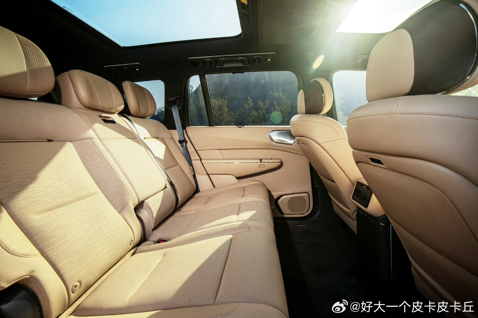 领克900旗舰大五座依托SPA Evo大型电混车专属架构打造，以五大独特卖点，重