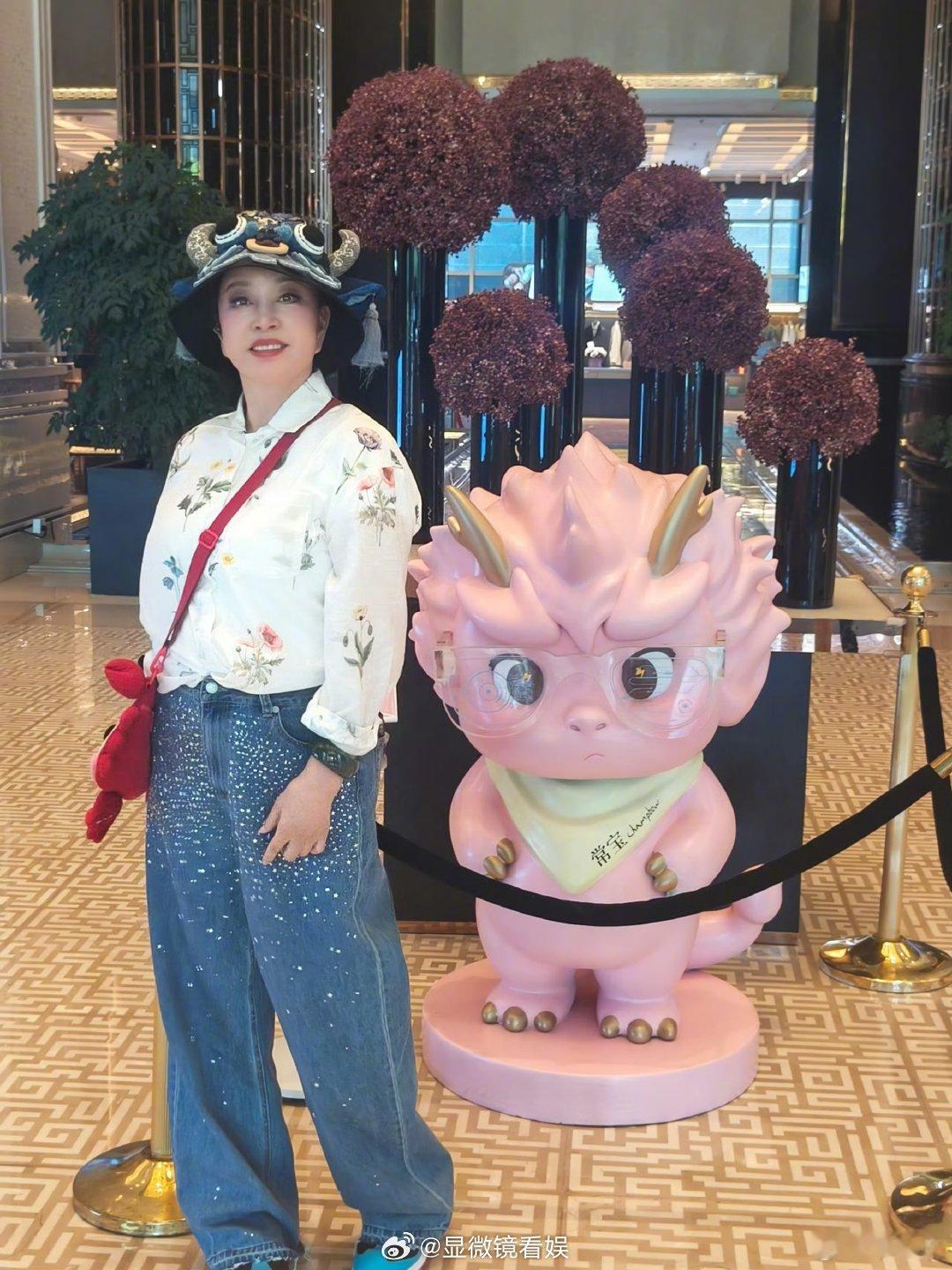 刘晓庆回应70多岁还这么拼庆奶的格局果然不一般！直面网友不解从容霸气回怼，坚守自