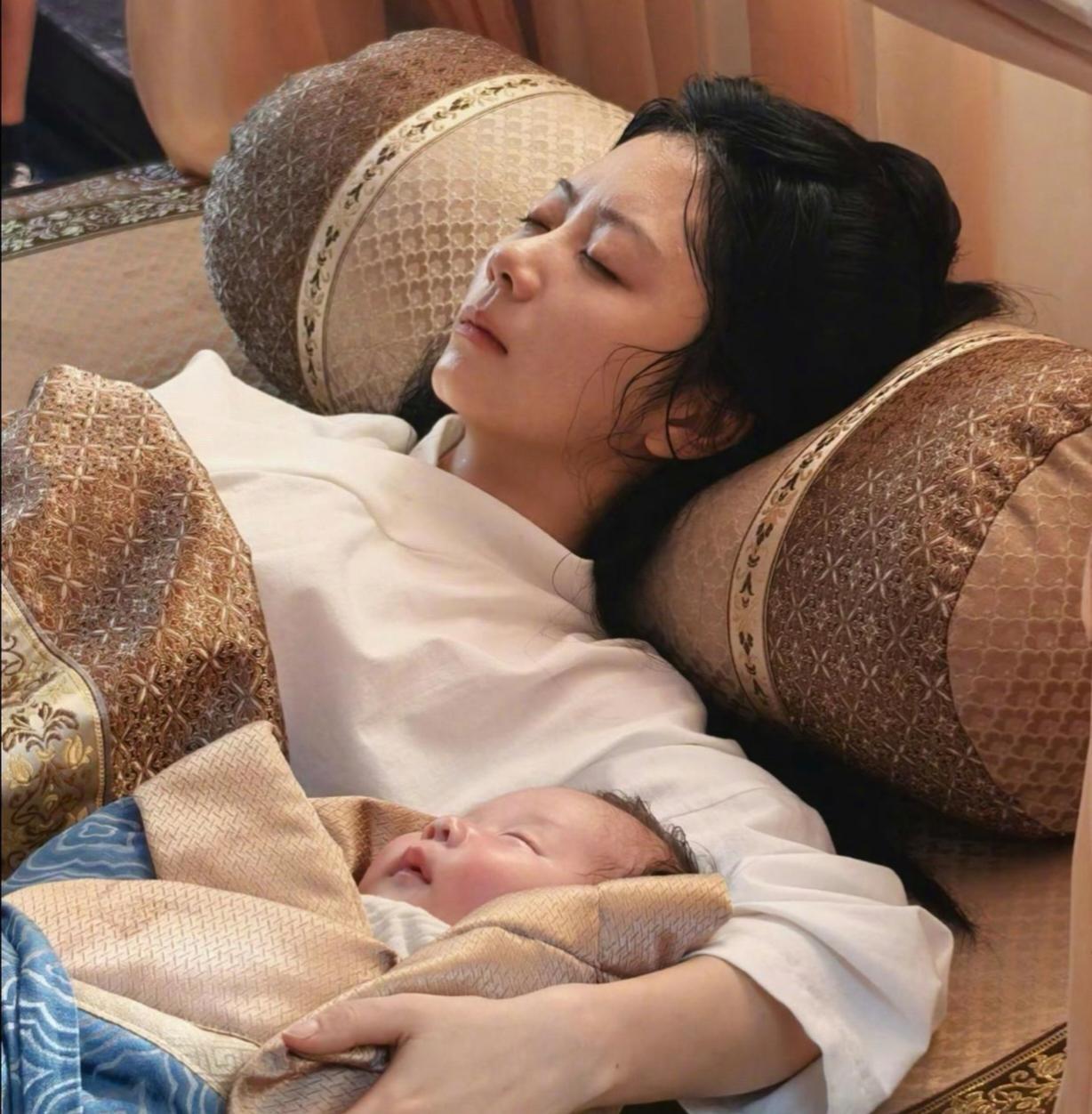 1.乔欣以前和一位油腻男艺人交往时，曾花高价购入钻石对戒，两人分开后，对方并没有
