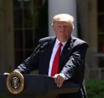 [微风]特朗普曾经在采访时表示，如果中国大陆武统台湾，美国就会毫不犹豫轰炸北京。