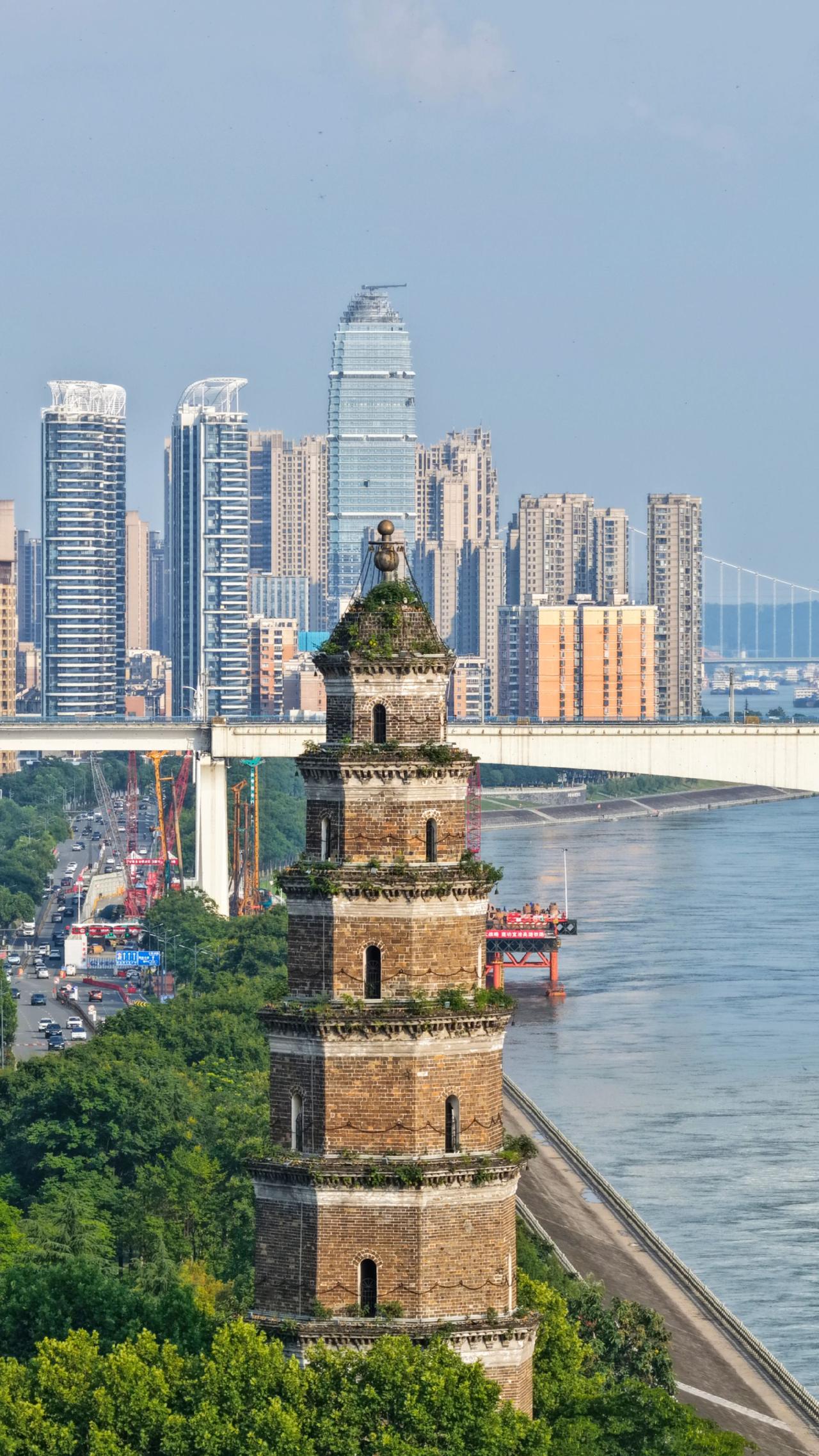 在宜昌，我拍到了古今同框。当千年古塔与摩天大楼邂逅，古典神韵和现代美学的视觉冲击