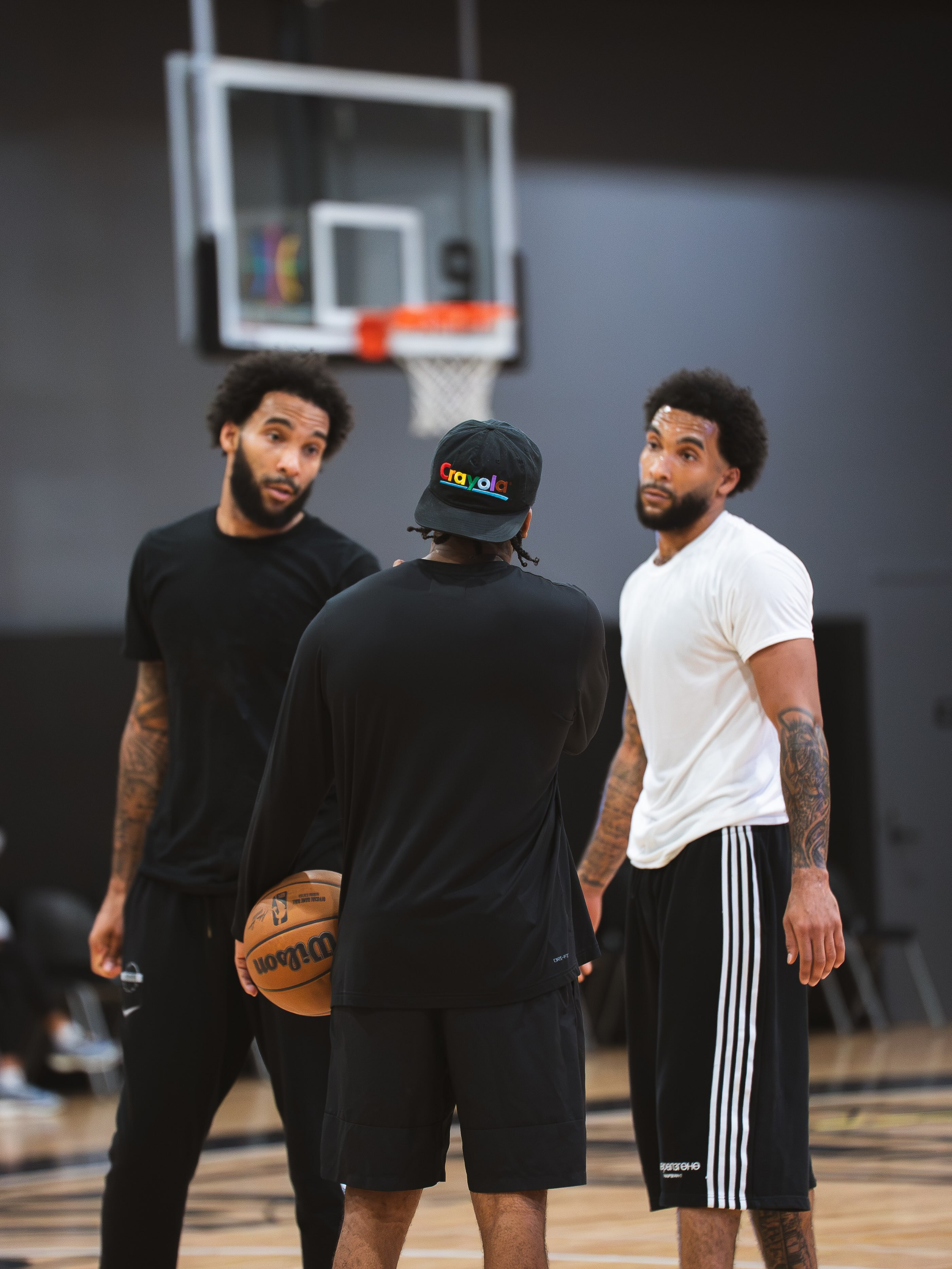 尚帕尼晒训练照🏀这兄弟俩表情都一样的[doge]超话创作官 ｜圣安东尼奥马刺 