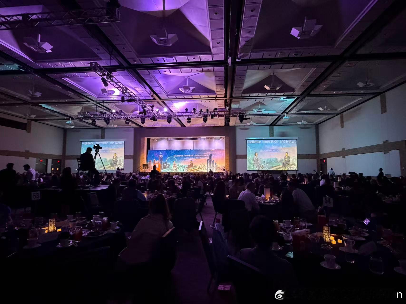 我这次开会穿的西装是在迪拜买的，印度生产，意大利品牌，感觉很全球化啊