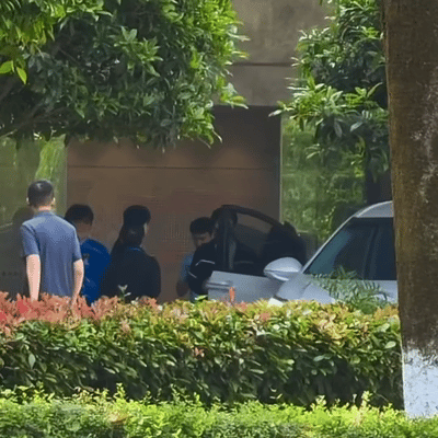 4.23日，王楚钦在成都出发回北京，小牛和孙逊和楚钦击掌。

莎莎她们大部队会在