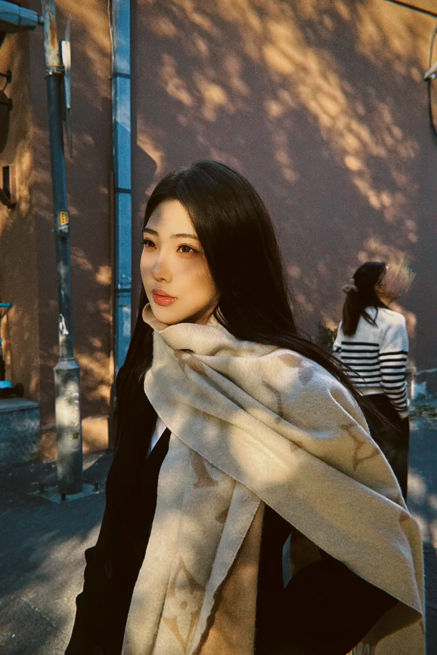 弄堂曲里拐弯，好像处处是死路，其实又四通八达的，最后都通到祠堂。