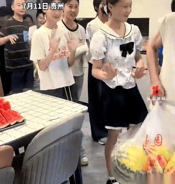 门一开，27个半大孩子乌泱泱堵在电梯口，把客厅挤得连个下脚地都没了。
本以为只来