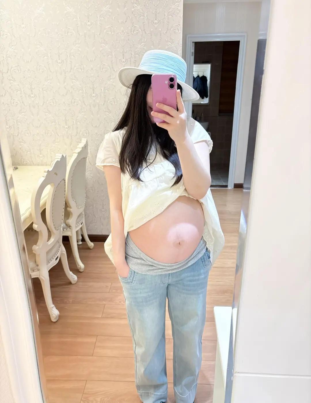 孕晚期的松弛感穿搭🍃
经典的白蓝配色永远不出错！
宽松版型不勒肚，舒服又自在，