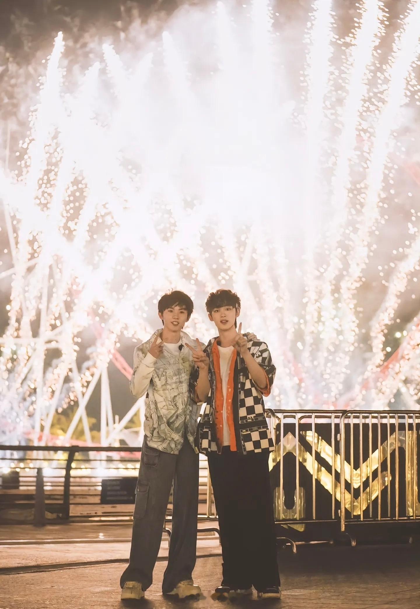 独属于你俩一年又一年拍照姿势📷怎能不感动呢！大帅哥们，友谊长存！！马嘉祺为丁程