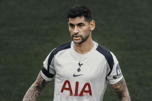 英媒：热刺队长罗梅罗累计5张黄牌停赛，防线或将面临挑战英超第13轮，热刺对阵富勒