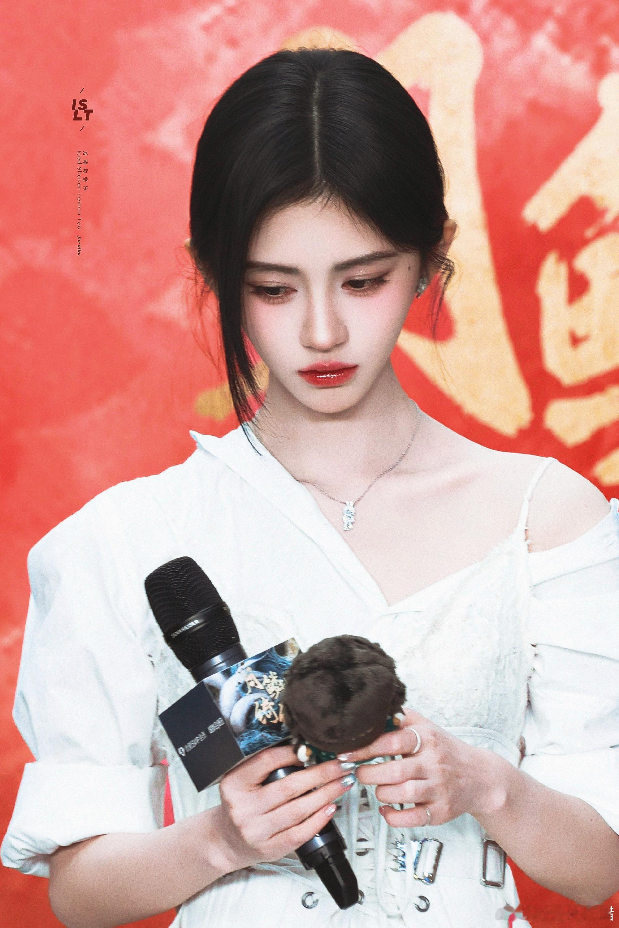 鞠婧祎  jjy 鞠婧祎露芜衣 jjy鞠婧祎月鳞绮纪 "月色朦胧如皎珠 春风烟雨
