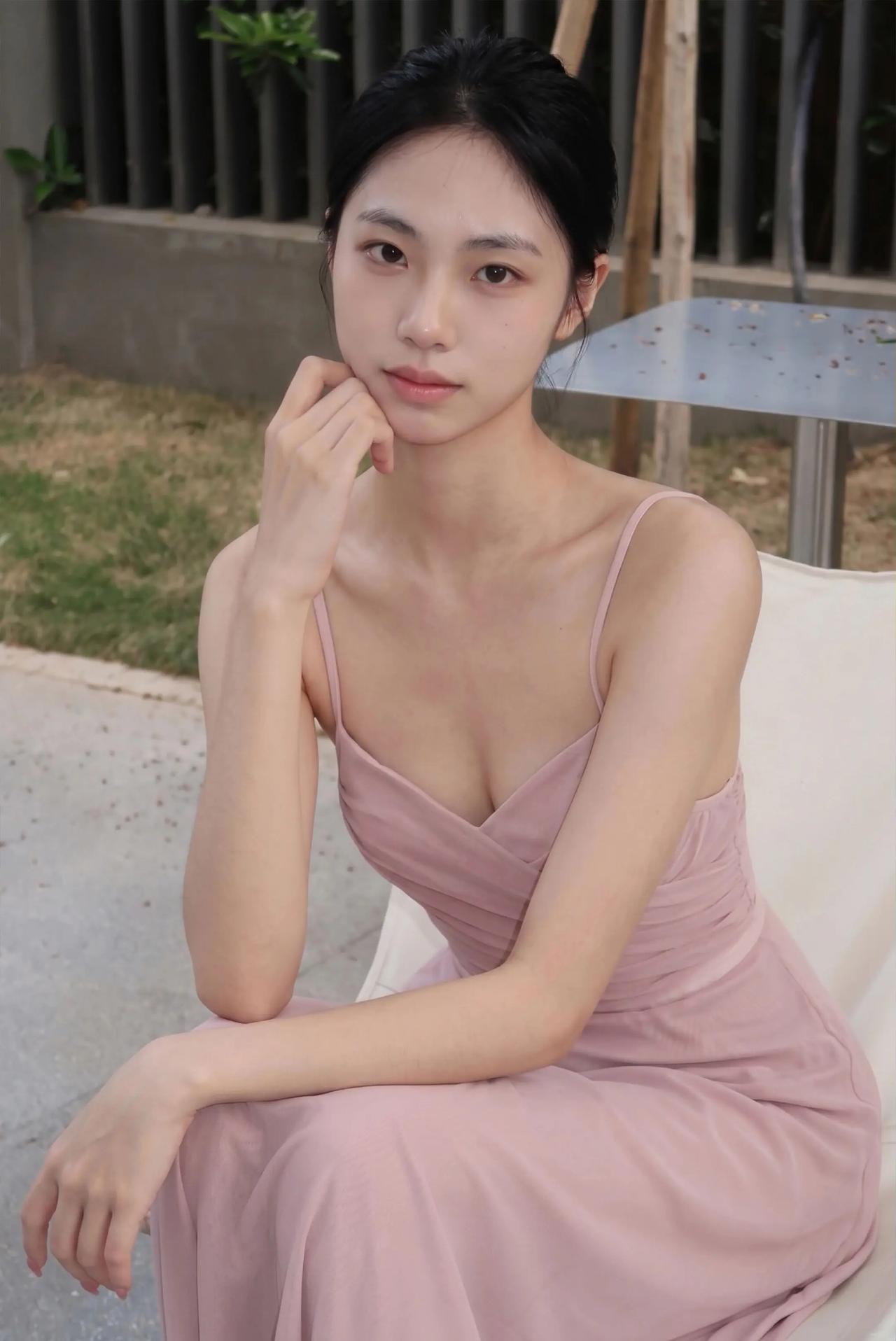 夏天的粉色连衣裙 ，温柔ins风 。美女 模特